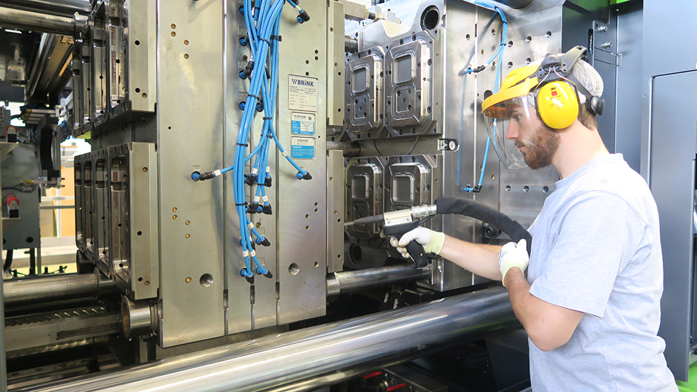 Reinigen der Formen mit der ASCO Trockeneisstrahltechnologie