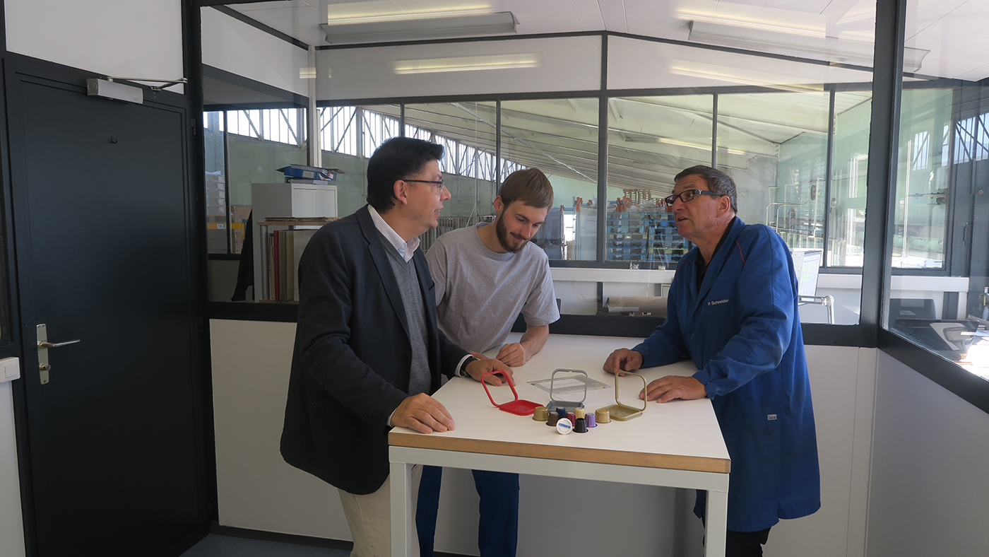 Peter Schneider (Leiter Produktion), Dominik Gartler (Bereich Unterhalt) und José Fernandez (ASCO Anwendungstechniker/Vertrieb Trockeneissysteme)