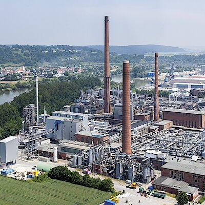 Chemiefabrik mit Industrie-Schornsteinen – Einsatzbereich CO2-Rückgewinnung in der Chemieindustrie.