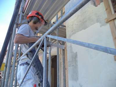 Application dry ice blasting on the building