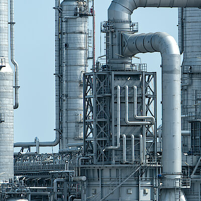 Industrielle Anlagen mit verschiedenen Verrohrungen und Leitungen