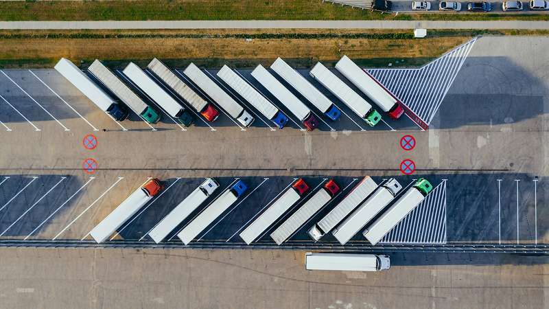 Symbolic image of trucks from a bird's eye view for logistics with dry ice