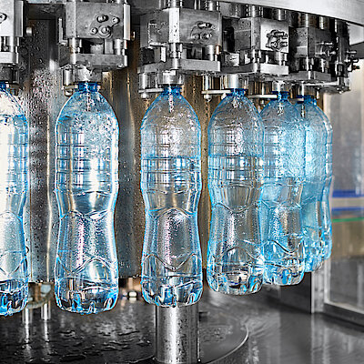 Automatisierte Flaschenabfüllung mit PET-Flaschen für kohlensäurehaltiges Wasser – Getränkeindustrie, geeignet für Trockeneisproduktion und CO2-Anwendungen.