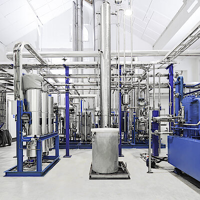 Frontansicht einer CO₂-Rückgewinnungsanlage aus Rauchgas mit sichtbaren Modulen, Rohrleitungen und Steuerungseinheiten