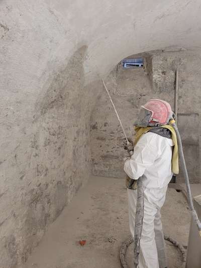 Reinigungspersonal beim Strahlen