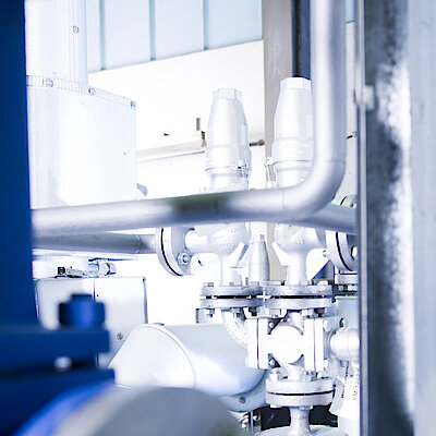 Detailaufnahme einer ASCO CO2 Rückgewinnungsanlage in industrieller Umgebung