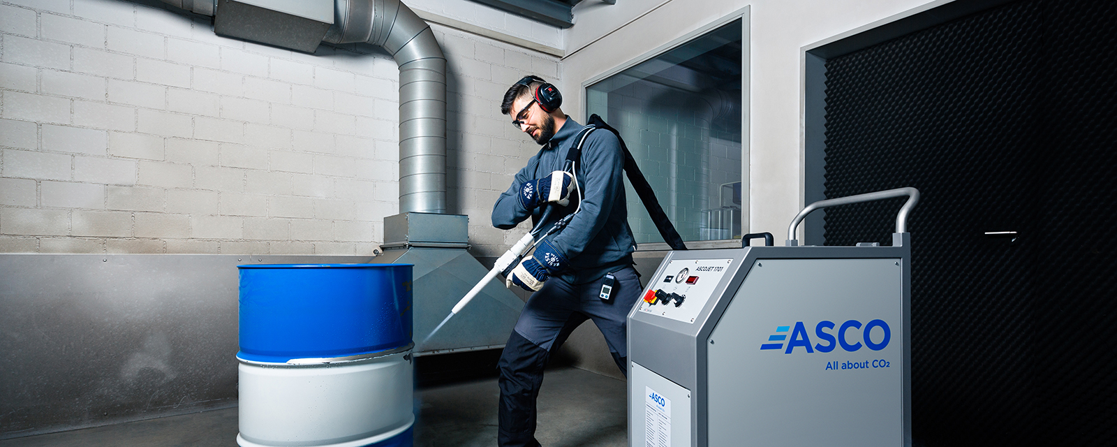 Mitarbeiter reinigt Autoreifen mit einem ASCO Trockeneisstrahlgerät in einer Werkstatt